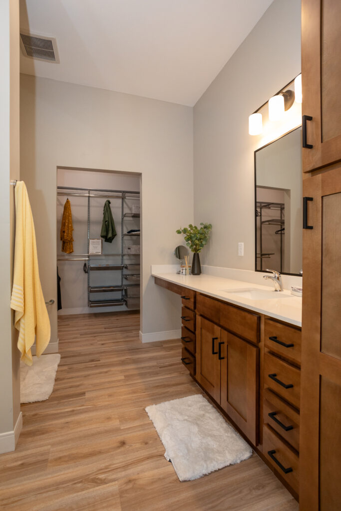 En suite bathroom looking torwards closet.